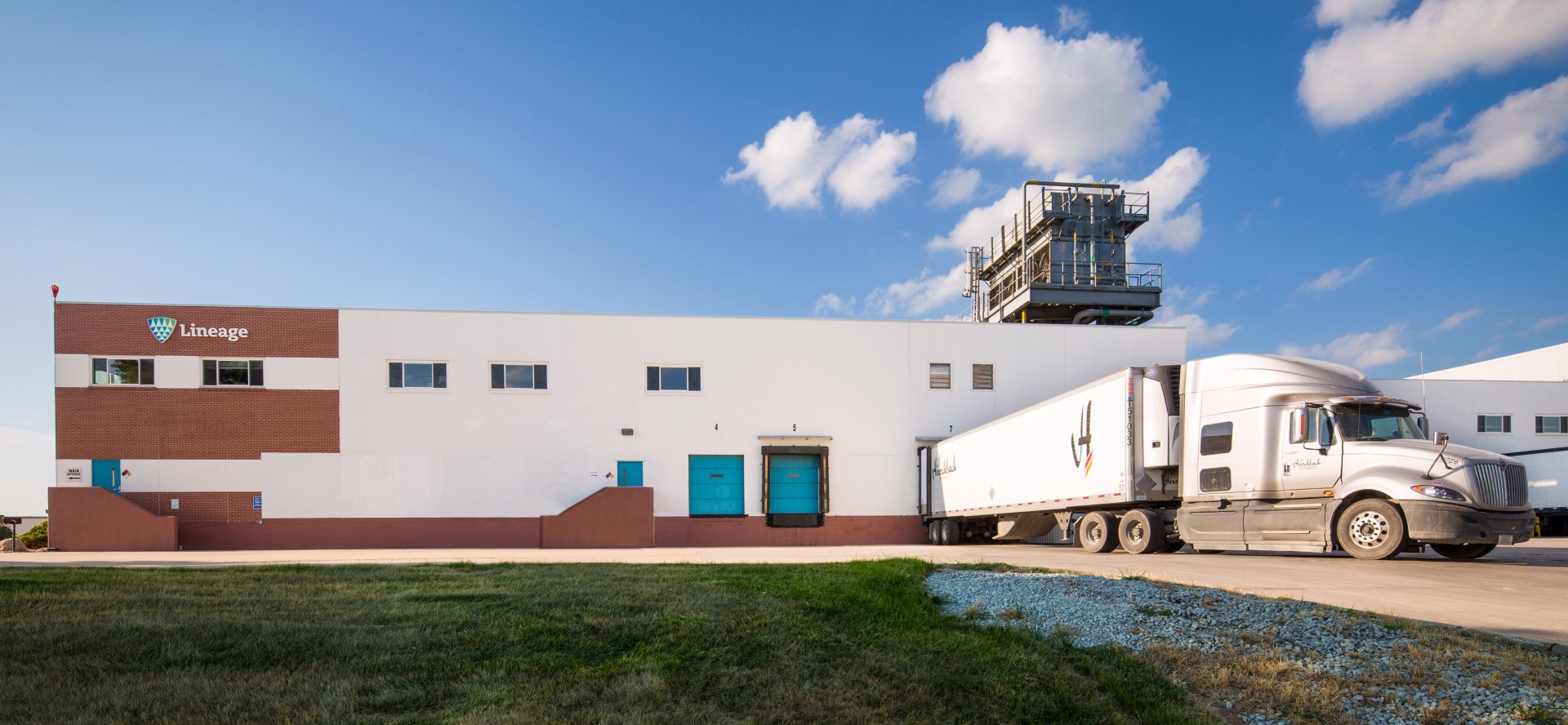 Image of Lineage cold storage facility in Nebraska with temperature controlled truck parked out front.