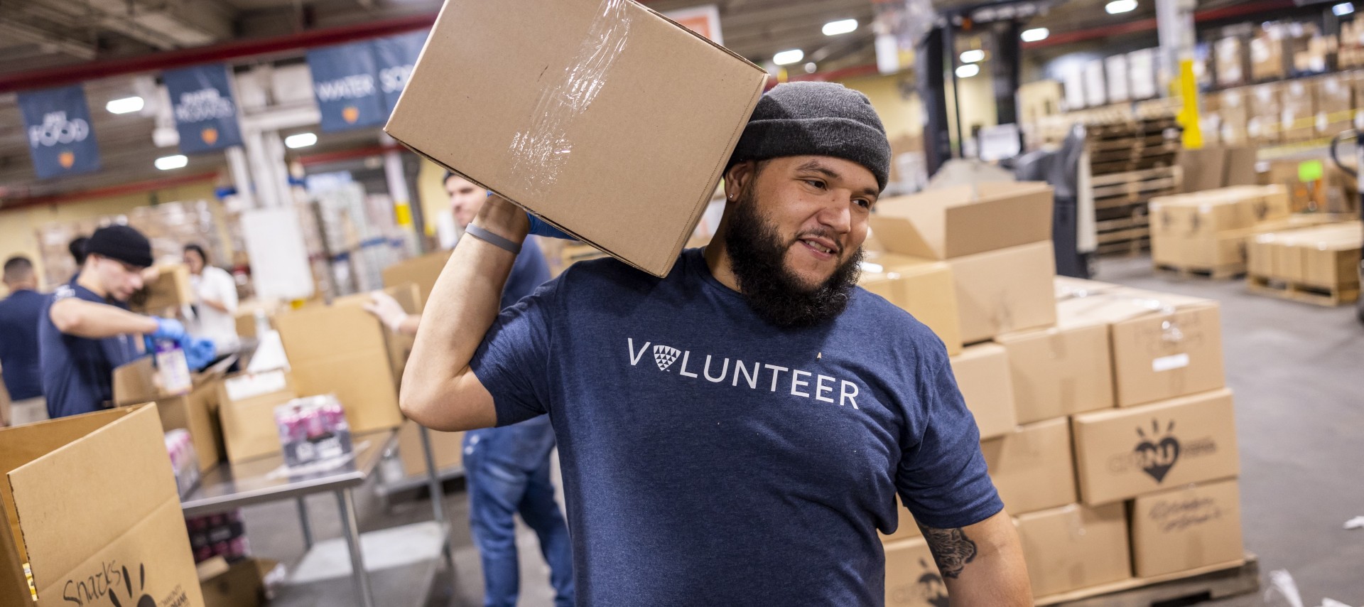 Lineage team member lifting a box during a volunteer event with the Lineage Foundation for Good