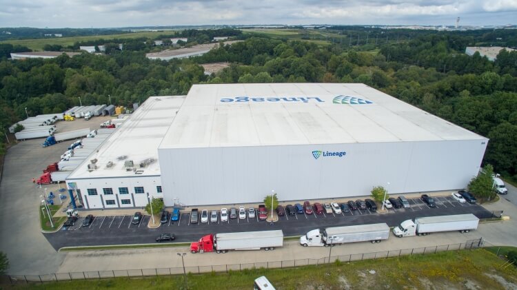 Vue aérienne de Lineageà Atlanta, en Géorgie, avec un grand entrepôt, plusieurs baies pour camions, des remorques stationnées et un paysage verdoyant environnant, mettant en valeur une infrastructure logistique avancée.