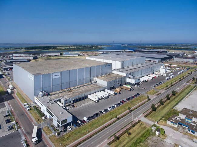 Lineage's Bergen op Zoom, entrepôt frigorifique automatisé aux Pays-Bas aux Pays-Bas avec des quais pour camions, des bureaux et l’accès aux principales routes de transport.