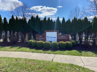 Image extérieure Lineage panneau derrière les buissons