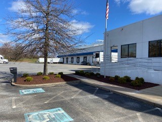 Image extérieure des quais de chargement et du stationnement