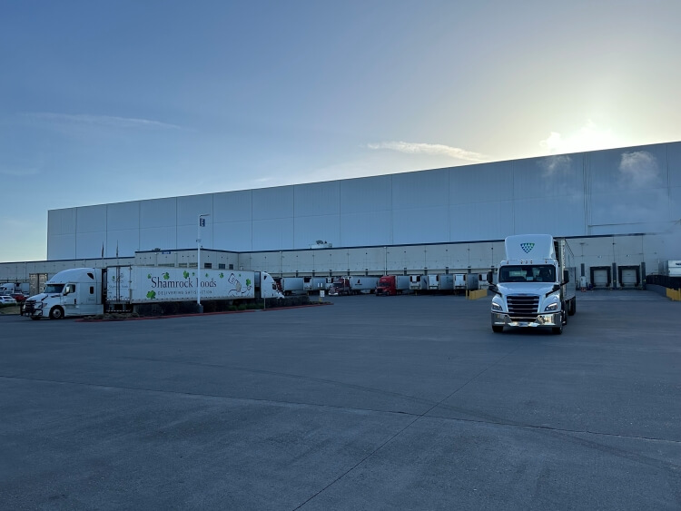 Lineageà Washington, doté de plusieurs quais de chargement, de camions stationnés et d’une grande cour pavée au lever du soleil, qui favorise l’efficacité des opérations de la chaîne du froid.