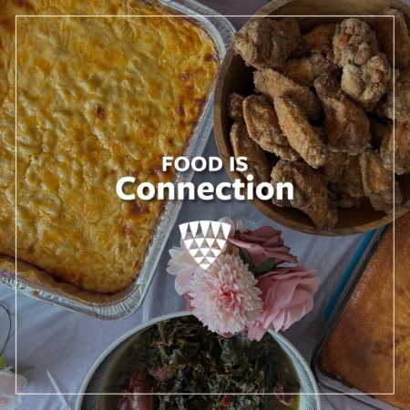 Photo aérienne d’un repas familial avec plusieurs plats, présentée dans la campagne Food is Heritage avec le message « La nourriture, c’est la connexion ».