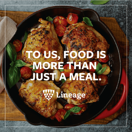 Du poulet rôti dans une poêle présenté dans la campagne Food is Heritage, avec un texte mettant l’accent sur la nourriture comme plus qu’un simple repas.