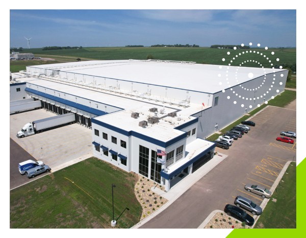Vue aérienne d’un Lineage entrepôt frigorifique dans la région des Grandes Plaines, offrant des entreposages à température contrôlée, des quais de chargement pour camions et des capacités intégrées de distribution alimentaire.