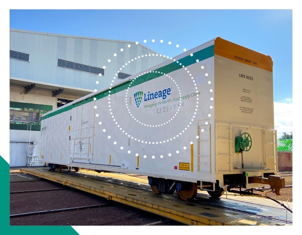 Lineage autorail réfrigéré positionné dans une installation d’entreposage frigorifique desservie par voie ferrée, mettant en lumière les solutions de transport ferroviaires au sein du réseau de la chaîne froide des Grandes Plaines.