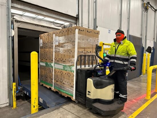 A Lineage team member at the Dallas Dynasty facility uses a pallet jack to load goods onto a truck during the improved inbound receiving process.