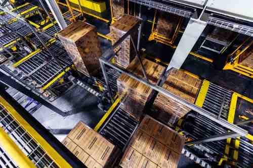 Palés en movimiento dentro de un almacén frigorífico automático Lineage