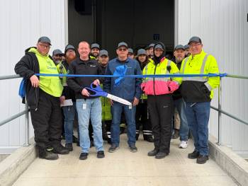 Lineage Les membres de l’équipe célèbrent l’achèvement de leur projet d’expansion par une coupure de ruban