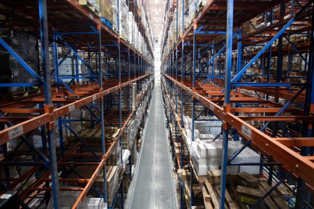Interior de un depósito aduanero con temperatura controlada, equipado con estanterías para palés en las que se almacena mercancía importada de la cadena de frío y existencias bajo control aduanero.