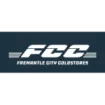 Logo des magasins frigorifiques de Fremantle City avec des initiales blanches audacieuses de la FCC et des lignes de vitesse stylisées sur un fond bleu foncé