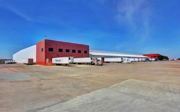 Exterior photo of Lineage's Gold Spike facility