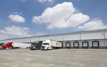 Exterior photo of Lineage's Riverside 3 facility