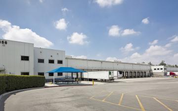 Exterior photo of Lineage's Riverside 3 facility