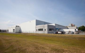 Exterior photo of Lineage's Macon facility
