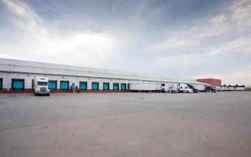 Exterior photo of the yard and docks at Lineage's McDonough facility