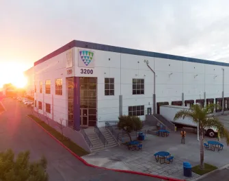 Vue aérienne de LineageEntrepôt frigorifique et installation logistique portuaire de Vernon au 3200, boulevard East Washington