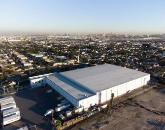 Vue aérienne de LineageEntrepôt frigorifique de Wilmington, près du port de Los Angeles