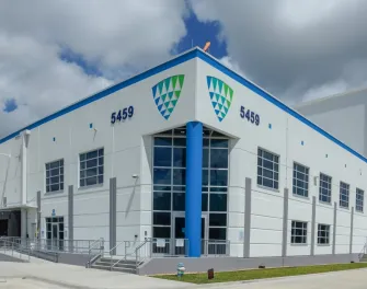 Vue extérieure de LineageDoolittle à Jacksonville, mettant en valeur le design moderne de l’entrepôt frigorifique sous un ciel nuageux.