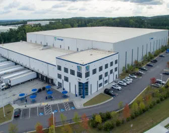 Vue extérieure de Lineagede Lithia Springs à Atlanta, présentant un entrepôt moderne avec plusieurs quais de chargement et des aires de stationnement.