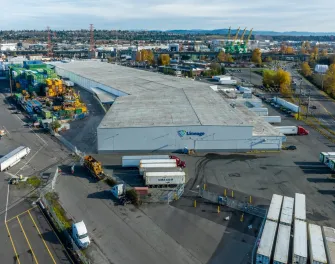 Vista aérea del almacén frigorífico de Lineageen Seattle-Michigan, que muestra la proximidad al puerto de Seattle y la eficacia de las infraestructuras de transporte.