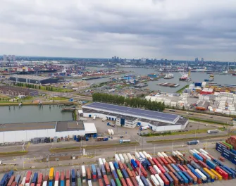 Lineage Rotterdam – Eemhaven cold storage facility with port access, blast freezing and customs brokerage services in the Netherlands.