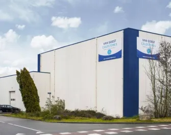 Lineage entrepôt frigorifique à Venlo, aux Pays-Bas, avec congélation IQF, prélèvement de caisses et générateur d’énergie de secours pour la protection des produits.