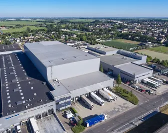 Lineage entrepôt frigorifique automatisé à Waalwijk, aux Pays-Bas, avec des capacités de prélèvement de caisses et de traitement sur site.