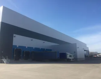 Entrepôt frigorifique moderne avec plusieurs quais de chargement et remorques à Lineageà Bilsthorpe, au Royaume-Uni.