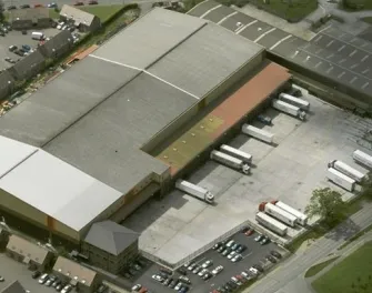 Vue aérienne de Lineagedans les West Midlands, au Royaume-Uni, avec des baies pour remorques, un stationnement sur place et une infrastructure logistique.