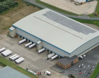 Vue aérienne de Lineagede Seaham au Royaume-Uni avec des panneaux solaires et des quais de chargement sur place.