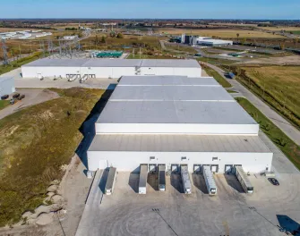 Front view of Lineage’s Woodstock (Commerce), Ontario warehouse with company logo