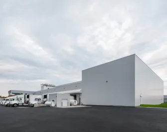 Exterior of Lineage’s Vaudreuil-Dorion cold storage facility