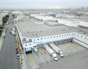 Almacén frigorífico de Lineage en Vernon 1 con señalización visible de la empresa