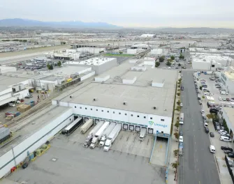 Lineage Entrepôt frigorifique Vernon 2 avec signalisation de marque