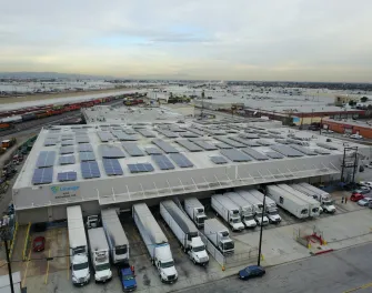 Extérieur avant de Lineagede Vernon 4 près du port de Los Angeles