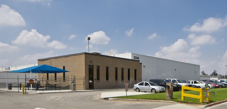 Exterior photo of Lineage's Riverside 1 facility