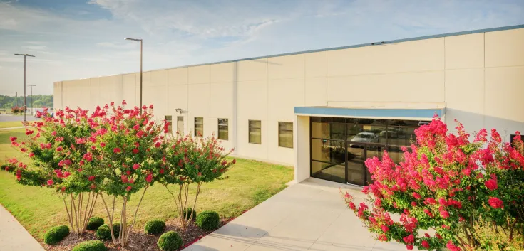 Foto de la entrada principal del centro de Decatur, AL, con flores en flor