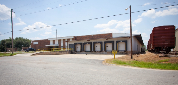 Exterior photo of Lineage's Albany facility