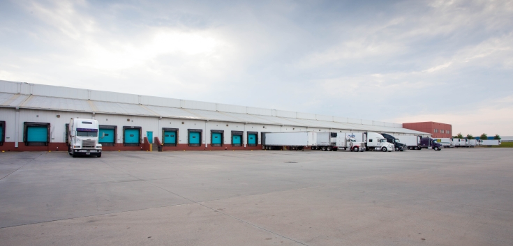Exterior photo of the yard and docks at Lineage's McDonough facility