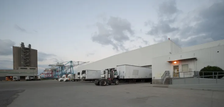 Foto exterior de las instalaciones de Lineage en Norfolk al atardecer