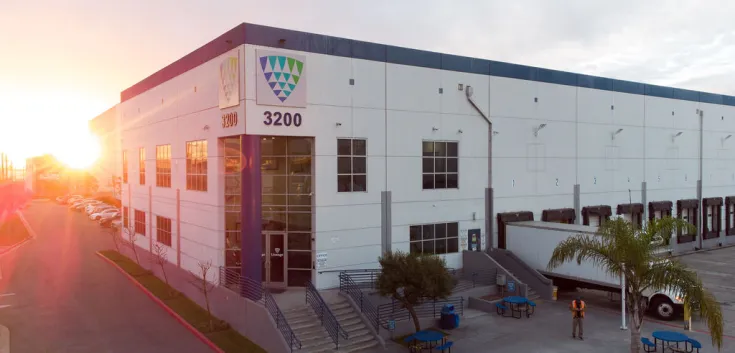 Vista aérea de las instalaciones de almacenamiento frigorífico y logística portuaria de Lineageen Vernon, 3200 East Washington Blvd.