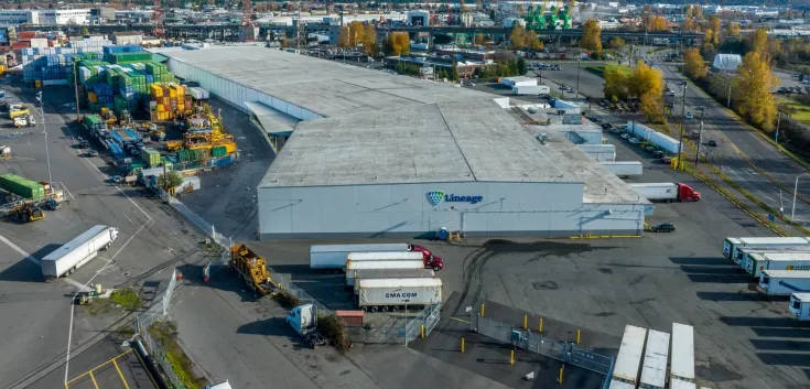 Vista aérea del almacén frigorífico de Lineageen Seattle-Michigan, que muestra la proximidad al puerto de Seattle y la eficacia de las infraestructuras de transporte.