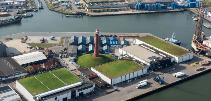 Instalación de almacenamiento frigorífico de Lineage en el puerto de Ijmuiden, Países Bajos, con congelación IQF, transporte y transbordo para logística internacional.