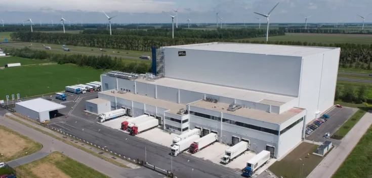 Lineageà Lelystad, aux Pays-Bas, avec des capacités intégrées de logistique, de surgélation et de consolidation de la vente au détail.