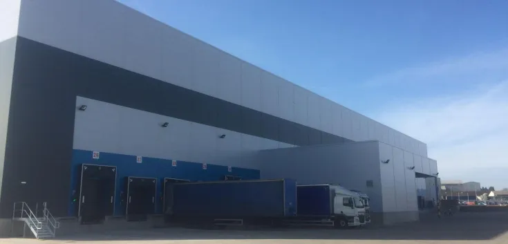 Entrepôt frigorifique moderne avec plusieurs quais de chargement et remorques à Lineageà Bilsthorpe, au Royaume-Uni.