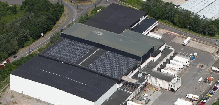 Vista aérea de las instalaciones de almacenamiento frigorífico y portuario de Lineageen Bristol, Portbury (Reino Unido), con paneles solares en el tejado y remolques in situ.