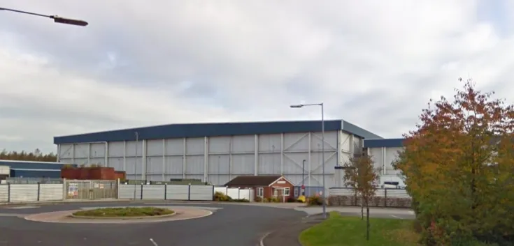 Exterior de las instalaciones de almacenamiento frigorífico Holmewood de Lineageen Derbyshire (Reino Unido), que respaldan la tecnología de transporte refrigerado, distribución y almacenamiento.