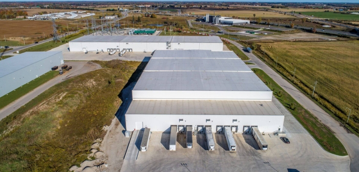 Front view of Lineage’s Woodstock (Commerce), Ontario warehouse with company logo
